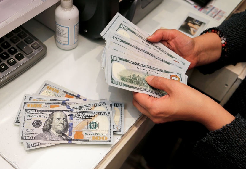 الدولار يتراجع وسط ترقب لبيانات التضخم الأمريكية 
