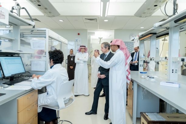 مدير الوكالة الدولية للطاقة الذرية يطلع على تقنيات الطاقة النووية والإشعاعية في السعودية