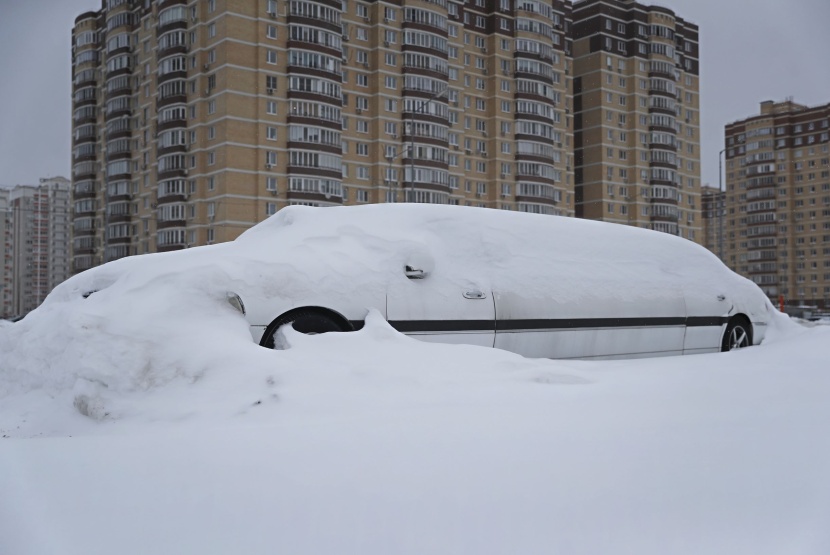 في الشتاء .. أين تختفي السيارات القديمة في موسكو ؟