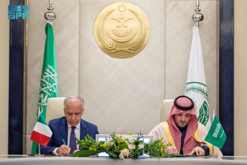 الأمير عبدالعزيز بن سعود يبحث مع وزير الداخلية الإيطالي تعزيز التعاون الأمني