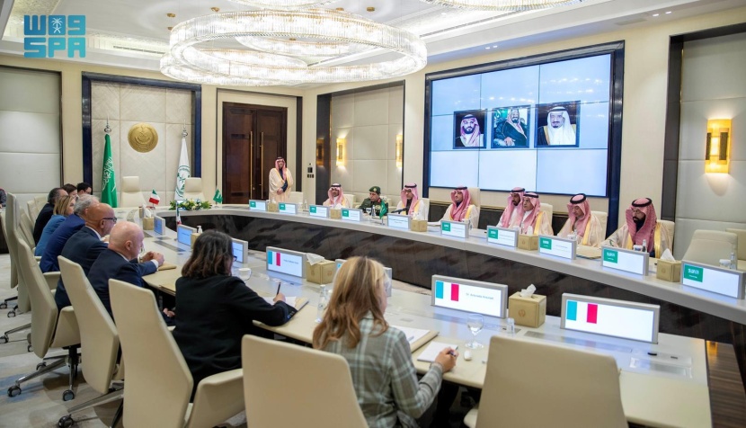 الأمير عبدالعزيز بن سعود يبحث مع وزير الداخلية الإيطالي تعزيز التعاون الأمني