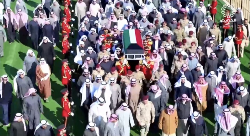  أمير الكويت يؤدي صلاة الميت على الشيخ نواف الأحمد الصباح