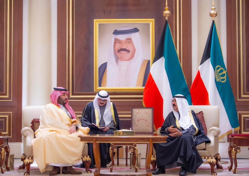 ولي العهد يعزي في أمير الكويت
