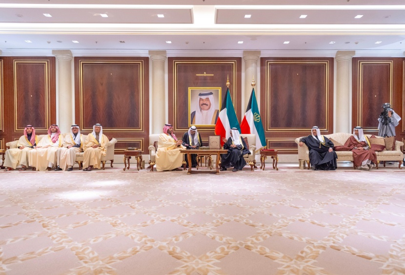 ولي العهد يعزي في أمير الكويت