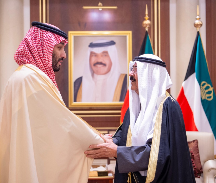 ولي العهد يعزي في أمير الكويت