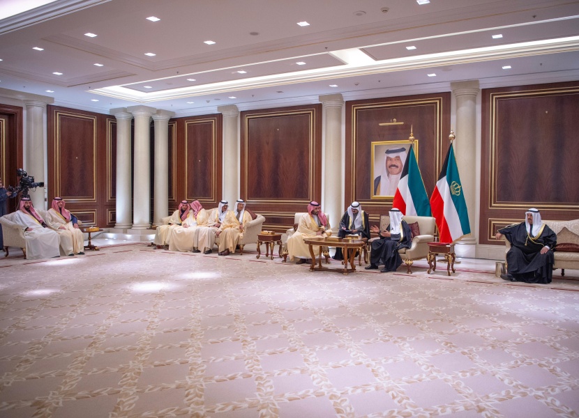 ولي العهد يعزي في أمير الكويت