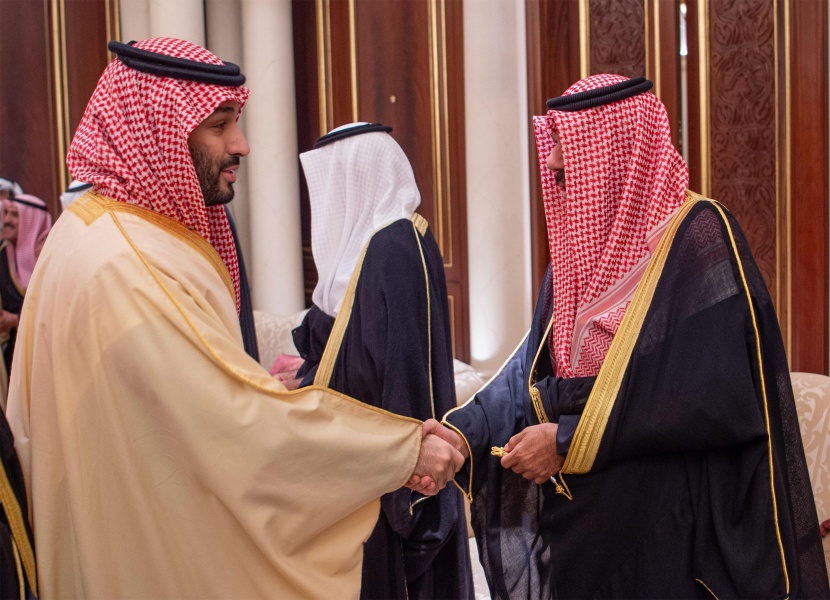 ولي العهد يعزي في أمير الكويت