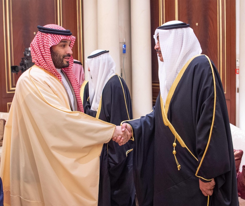 ولي العهد يعزي في أمير الكويت