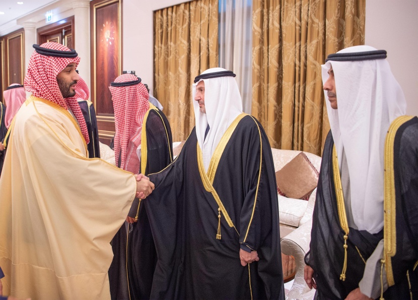 ولي العهد يعزي في أمير الكويت