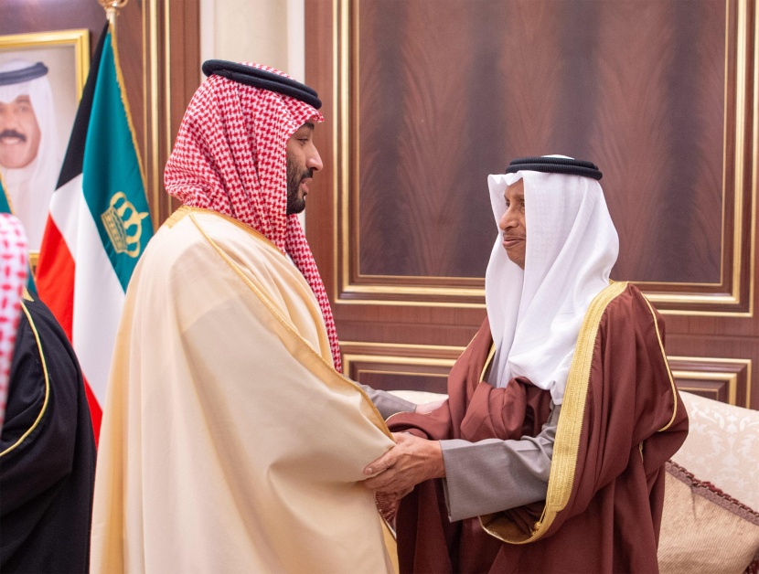 ولي العهد يعزي في أمير الكويت