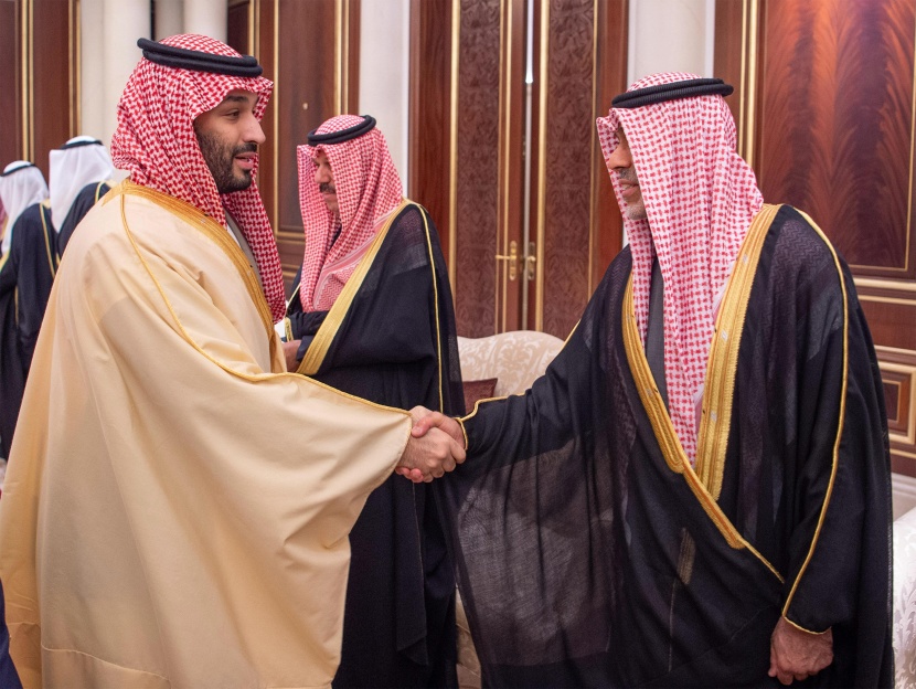 ولي العهد يعزي في أمير الكويت