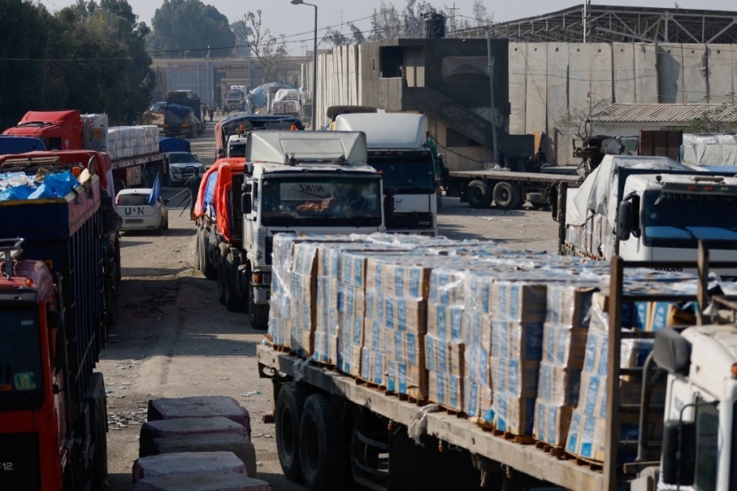 غزة .. دخول أولى الشاحنات المحملة بضائع تجارية منذ بدء الحرب 