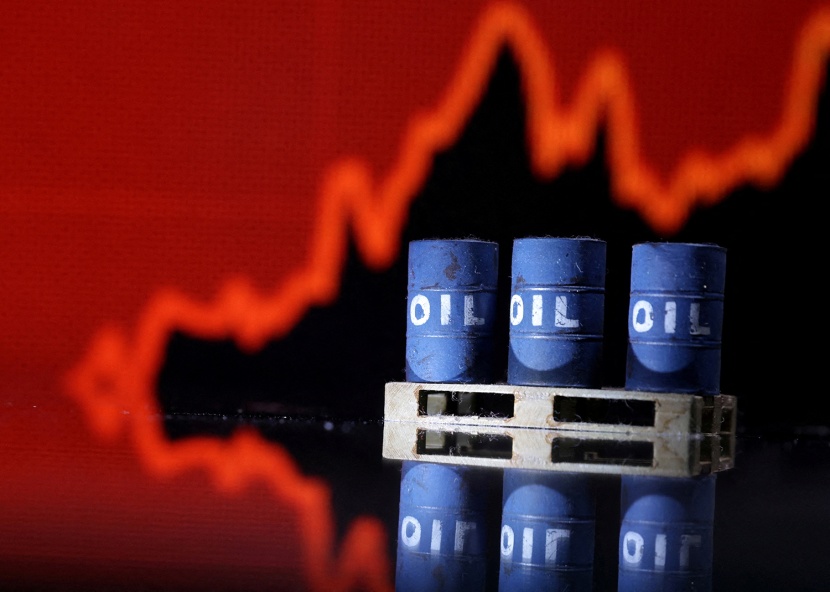 النفط يرتفع 2 % مع تغيير الناقلات مسارها بعد هجمات البحر الأحمر
