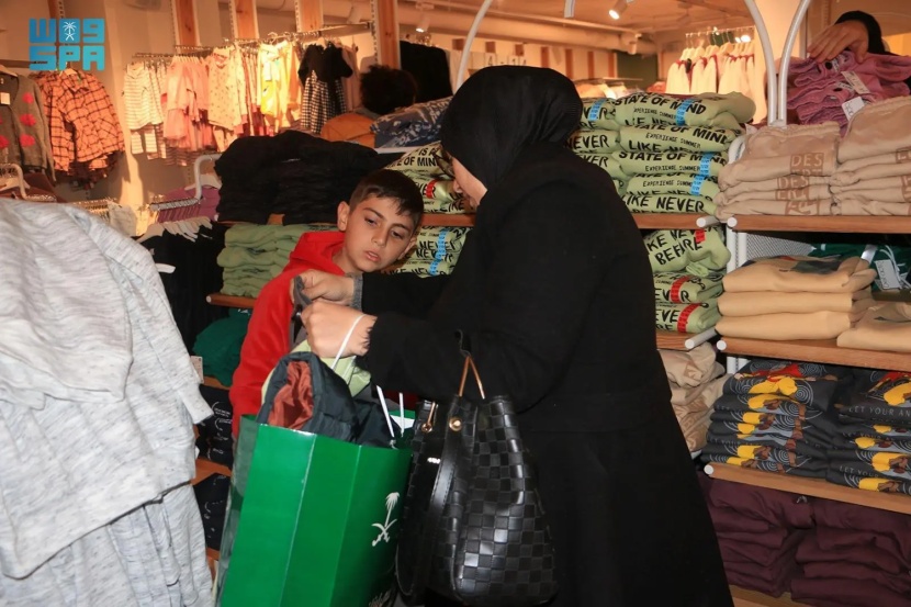 مركز الملك سلمان للإغاثة يوزع 1.2 ألف قسيمة شرائية في لبنان