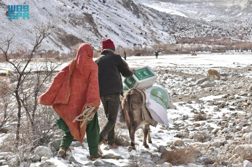 مركز الملك سلمان للإغاثة يوزع 350 سلة غذائية في باكستان