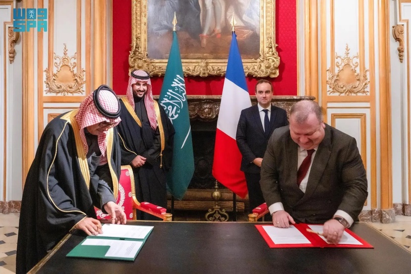 وزير القوات المسلحة الفرنسية يستقبل وزير الدفاع ويشهدان توقيع مشروع خطة تنفيذية بين الوزارتين
