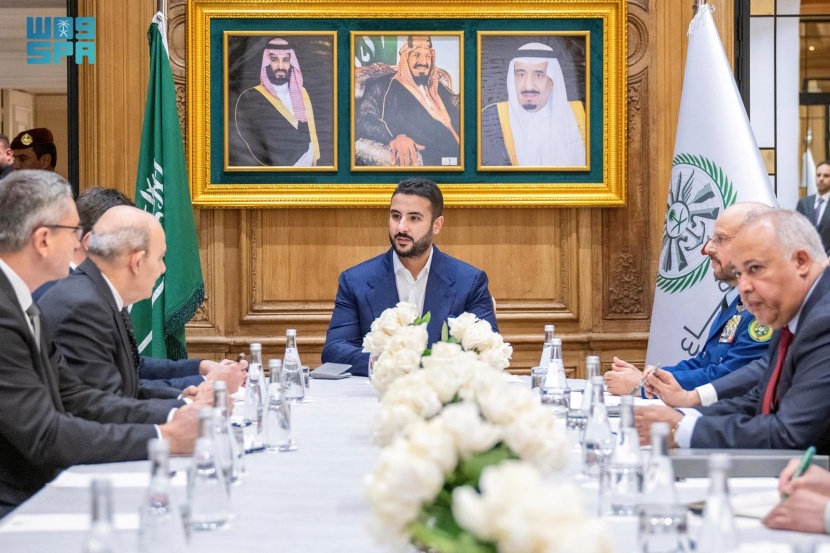 وزير الدفاع يجتمع مع رؤساء كبرى الشركات الصناعية الفرنسية