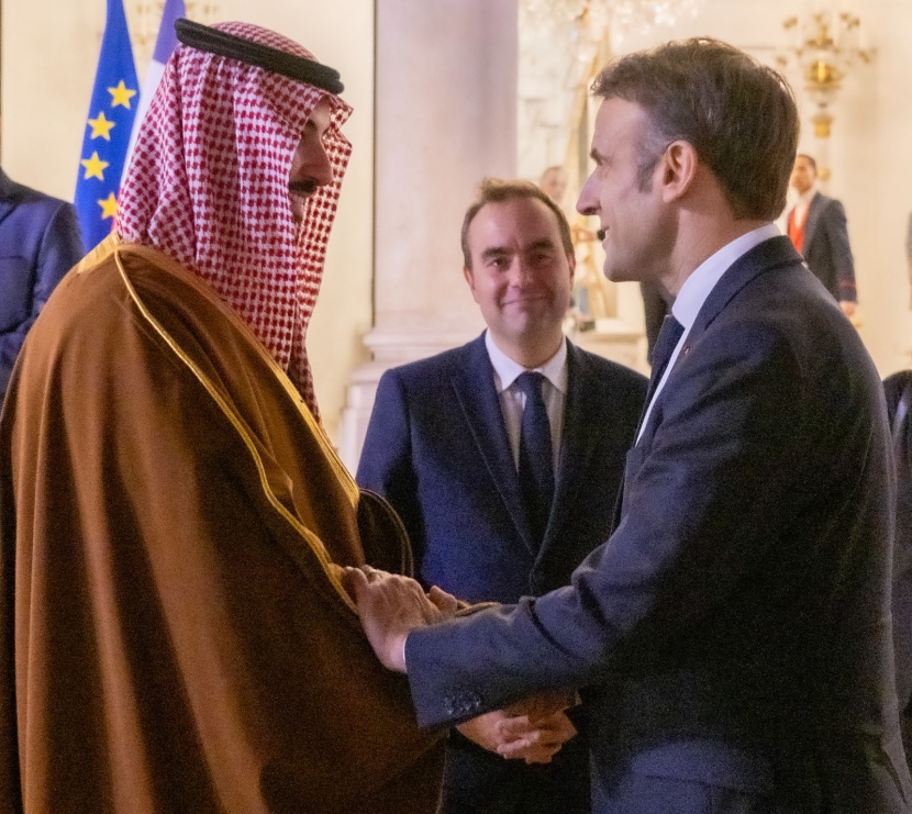 بتوجيه من ولي العهد.. وزير الدفاع يلتقي الرئيس الفرنسي