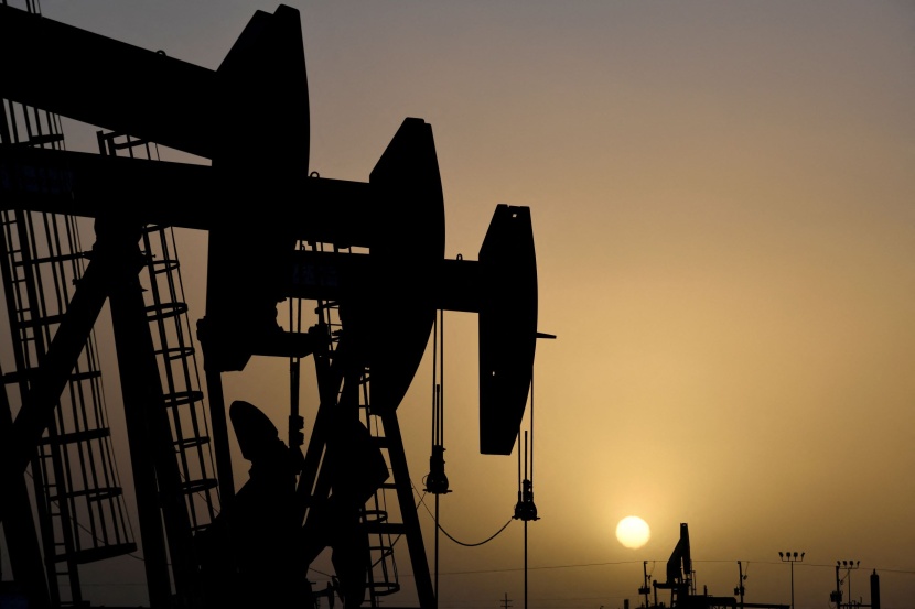 النفط يقفز 2.3 % مسجلا أعلى مستوى في شهر وسط آمال خفض الفائدة