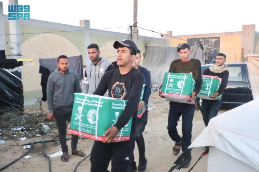 استمرار توزيع المساعدات السعودية في قطاع غزة