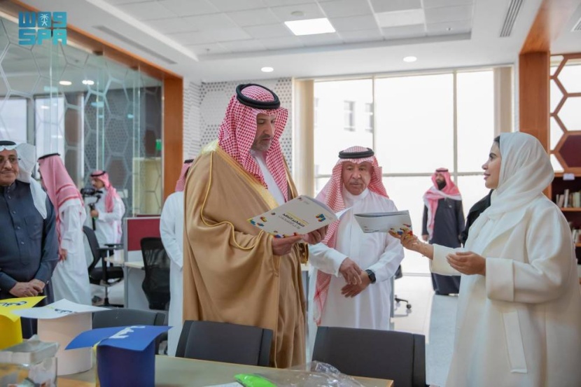 فيصل بن سلمان يطلع على تجربة مكتبة الملك عبدالعزيز ومسيرتها منذ انطلاقتها