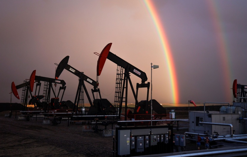 النفط يهوي 4 % مع تأجيج مخزونات البنزين مخاوف إزاء الطلب