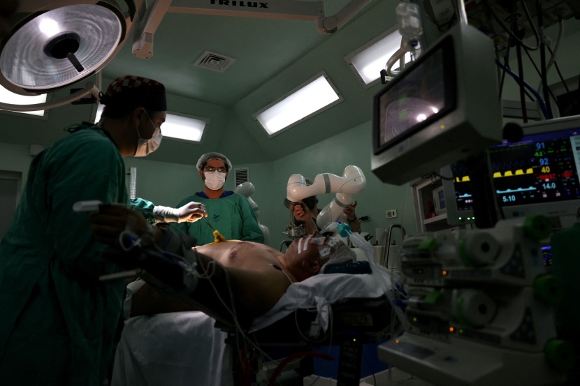 روبوت طبي يجري أولى عملياته الجراحية في مستشفى بتشيلي