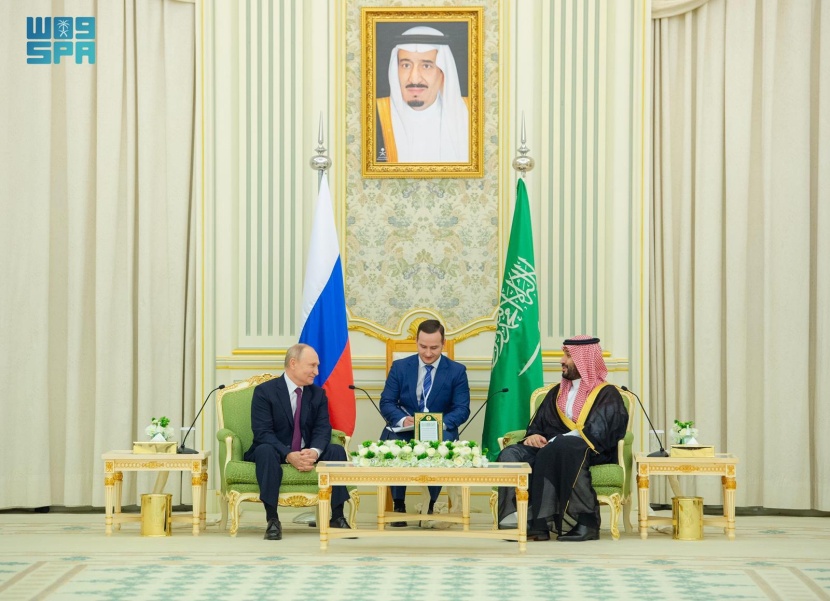 ولي العهد يستقبل الرئيس الروسي ويعقدان اجتماعا في قصر اليمامة بالرياض