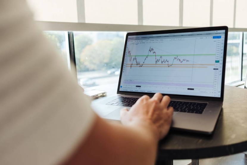 الفائدة والتوترات الجيوسياسية تهويان باستثمارات التكنولوجيا المالية عالميا «فينتك» 48 %
