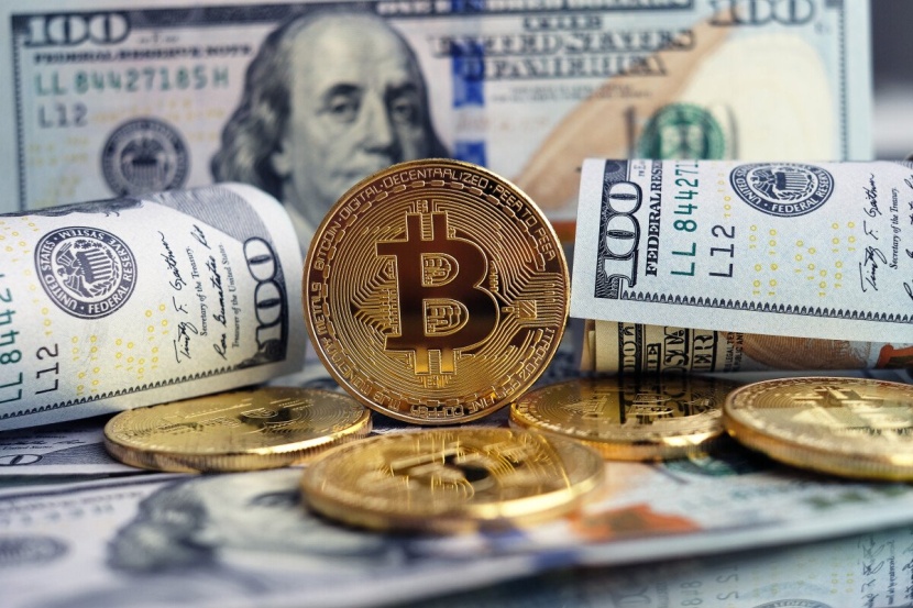 الدولار يتراجع قبل نشر بيانات التضخم في أمريكا والبيتكوين يرتفع