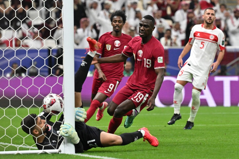 قطر .. الافتتاح بـ 3