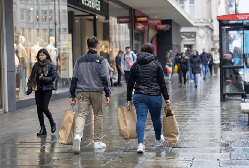 "التسوق الانتقامي" .. لماذا عاد المستهلكون إلى الشارع؟