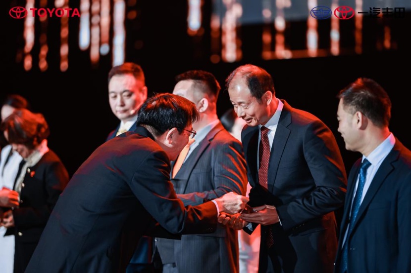 تويوتا تمنح عبداللطيف جميل للسيارات في الصين جائزة "مجموعة الوكلاء المتفوقين" 2023