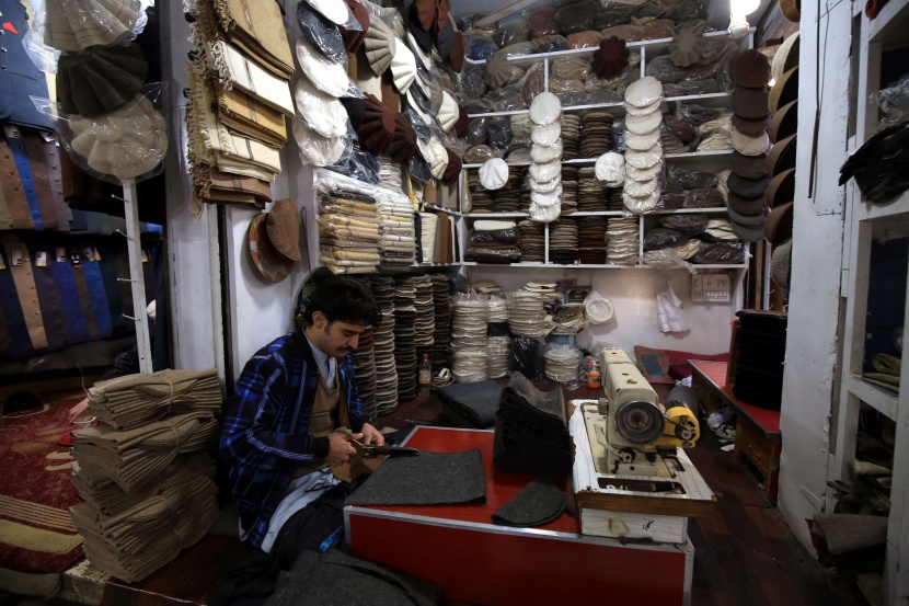 الطقس البارد ينعش مبيعات قبعة تشيترالي في باكستان