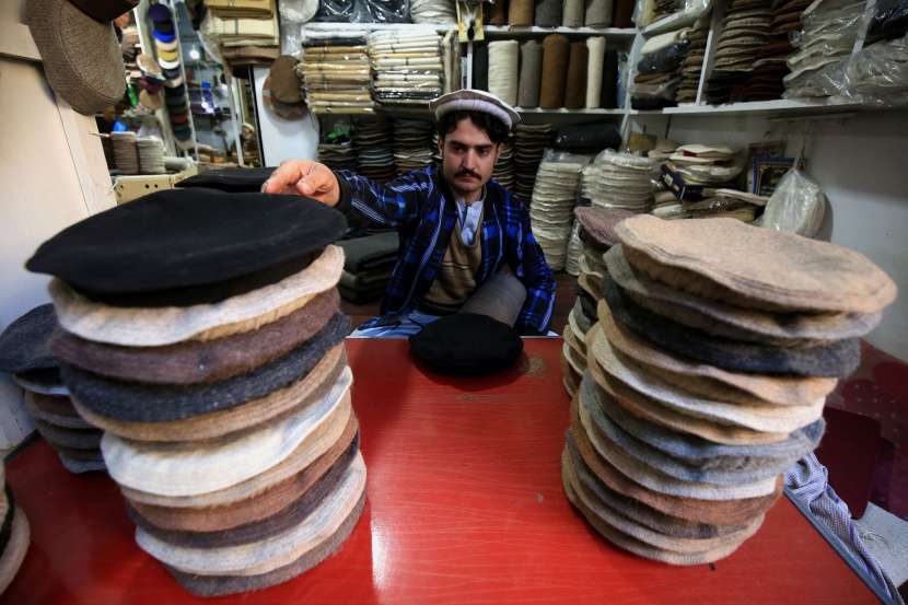 الطقس البارد ينعش مبيعات قبعة تشيترالي في باكستان