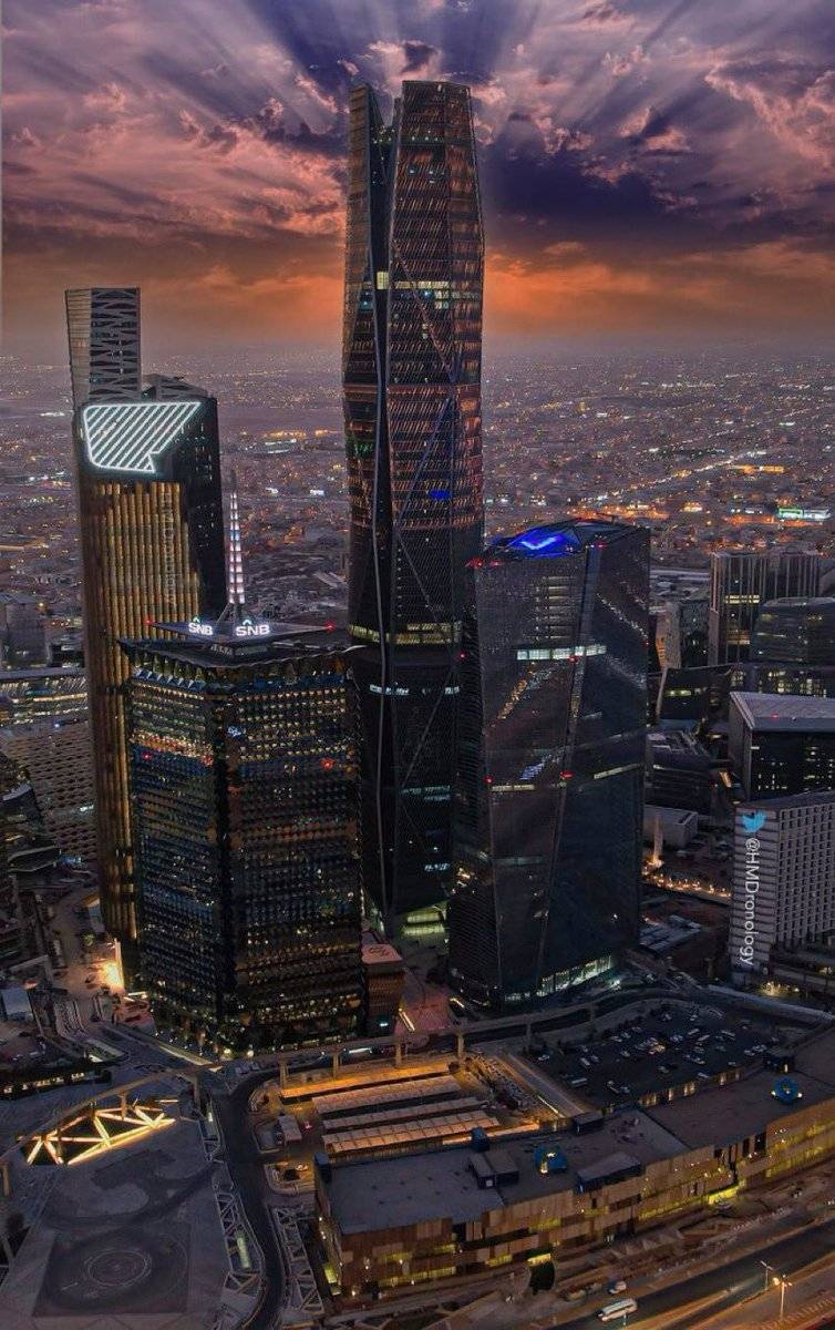 يعتبر المركز المالي من المعالم السياحية الكبرى «السعودي للإعلام» يدعم المصورين للاستفادة من معالم «كافد»