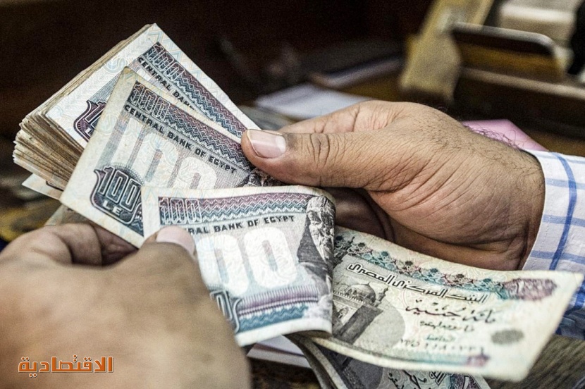 فجوة 90 % بين السعرين الرسمي والموازي للجنيه المصري