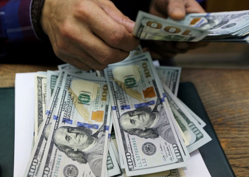 المصريون يجدون صعوبات في العثور على حلول بديلة مع شح الدولار