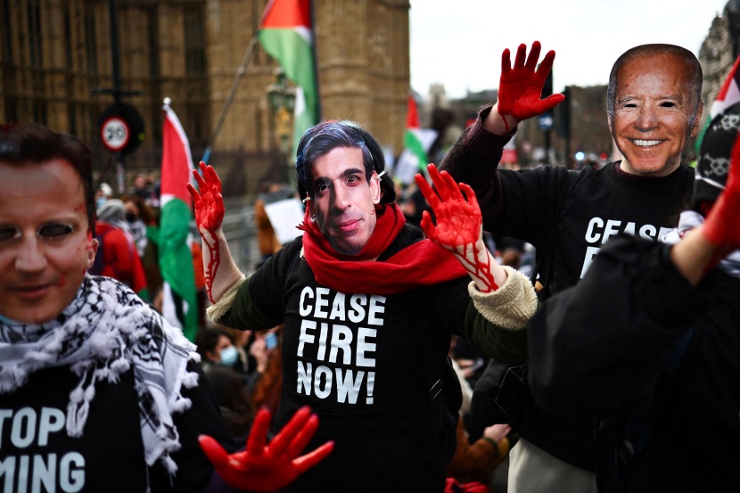 متظاهرون مؤيدون لفلسطين يغلقون جسرا أمام البرلمان البريطاني