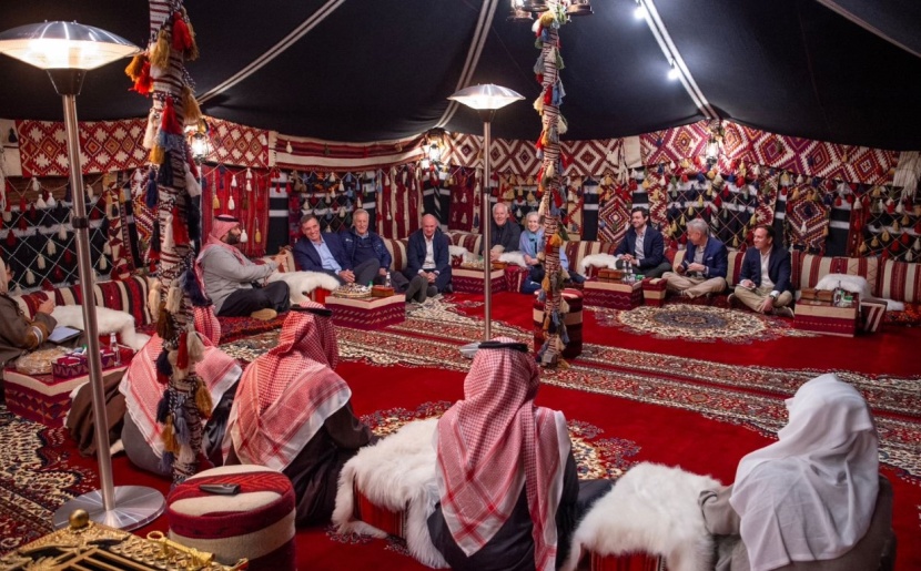 ولي العهد  يستعرض أوجه التعاون مع عضو مجلس الشيوخ الأمريكي رئيس لجنة الاستخبارات 