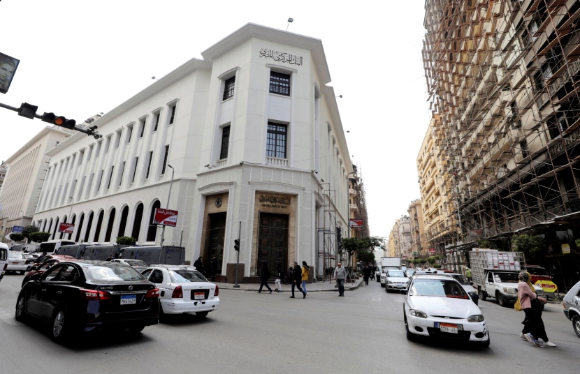 المركزي المصري يرفع سعر الفائدة 200 نقطة أساس إلى أعلى مستوى على الإطلاق