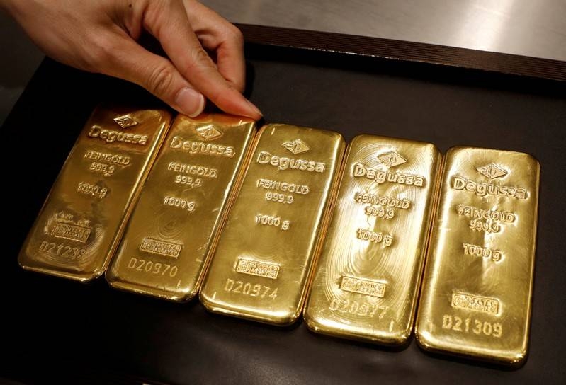 الذهب يستقر عند 2018.71 دولار للأوقية مع ابتعاد المستثمرين عن الرهانات الكبيرة
