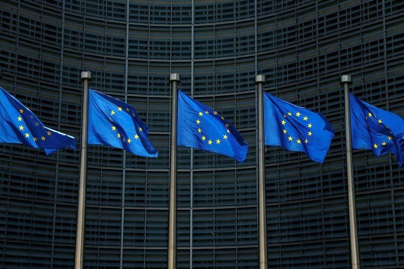 المفوضية الأوروبية تتوقع نموا اقتصاديا بطيئا مع تآكل القدرة الشرائية للأسر
