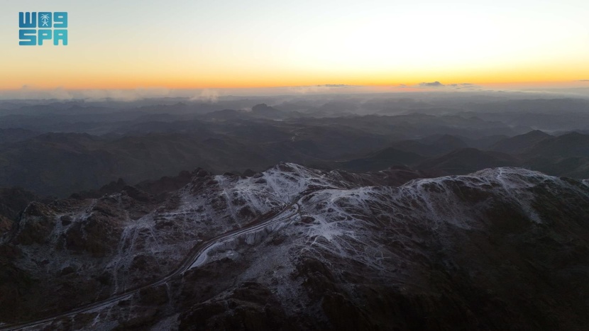 جبال اللوز في منطقة تبوك تكتسي اللون الأبيض 