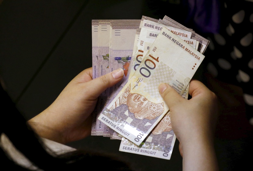 الرينجيت الماليزي يهبط إلى أدنى مستوياته منذ 26 عاما عند 4.8 مقابل الدولار