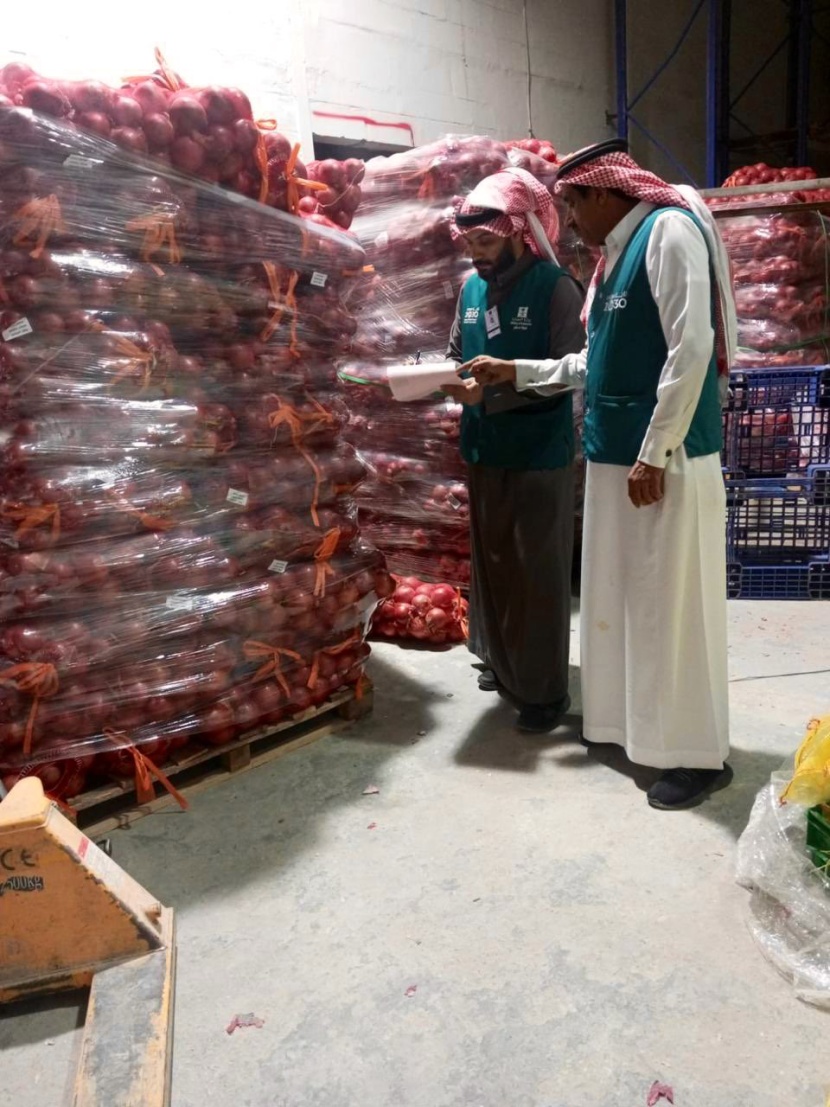 «التجارة» تضبط 8 أطنان بصل مخزنة وتلزم بضخها في الأسواق فورا