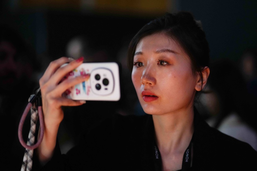 صانعو الهواتف الذكية الصينيون يتسابقون لإطلاق نماذج معززة بالذكاء الاصطناعي