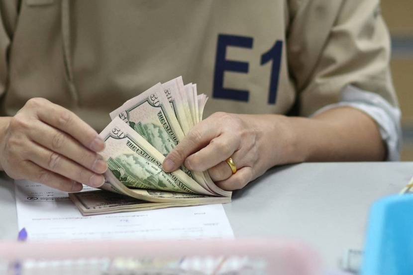 الدولار يكابد لتحديد اتجاهه والين يرتفع بدعم بيانات التضخم