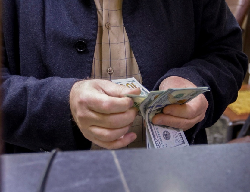 العراق يمنع 8 بنوك محلية من التعامل بالدولار للحد من الاحتيال وغسل الأموال
