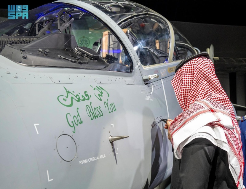وزير الدفاع يدشن آخر طائرة "هوك تي 165" تم تجميعها وتصنيع بعض أجزائها في السعودية